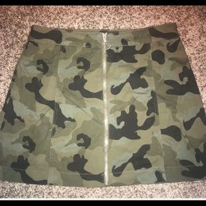 Camo zipper front skirt